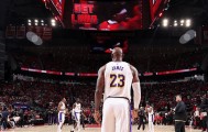 明升体育app下载-手感下滑！湖人首节18中7命中率仅38.9%，三分2中0颗粒无收